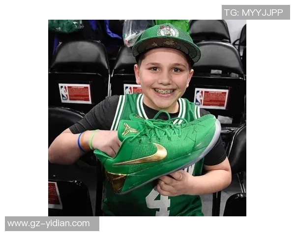 足球明星赠送定制球鞋感动小球迷 亲情与梦想的传递